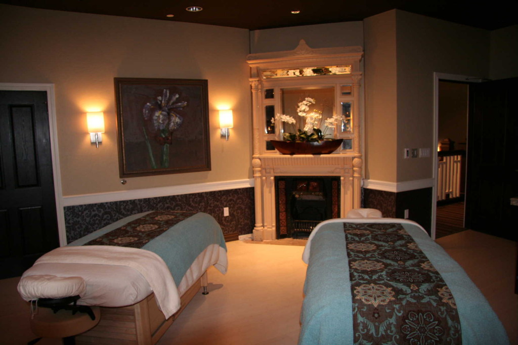 Couples treatment room at Spa of the Rockies with original fireplace. Courtesy: Glenwood Hot Springs