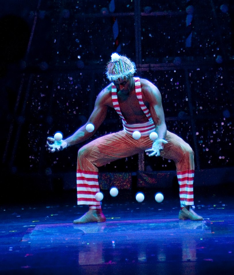 Cirque Dreams Holidaze Delights Denver Audience 